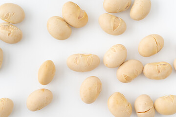 白背景に散らばる福豆（大豆）