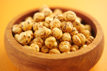 Tasty roasted chickpeas in wood