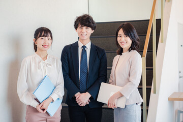 オフィスで働くビジネスパーソン