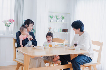 全員でごはんを食べる幸せな家族