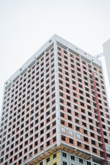 Obraz premium A large building is under construction in a bustling city, transforming the urban landscape into a vibrant area filled with diverse opportunities for individuals and businesses