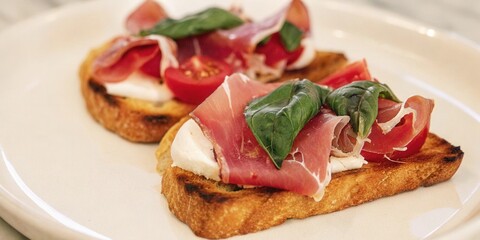 Delicious Toasted Bread with Prosciutto, Mozzarella, and Tomato
