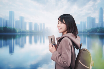 コートを着てスマホを使いながら外を歩く若い女性