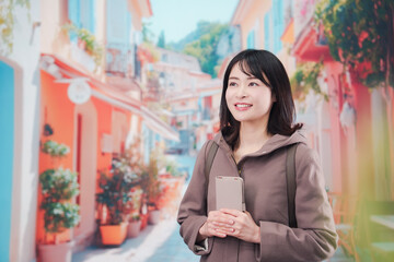 海外の街を一人で歩いて観光をする若い女性