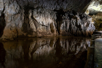 鍾乳洞の中の静かな川（秋芳洞）