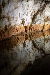 鍾乳洞の中の静かな川（秋芳洞）