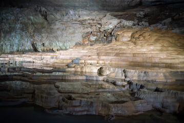 鍾乳洞の棚田上の鍾乳石