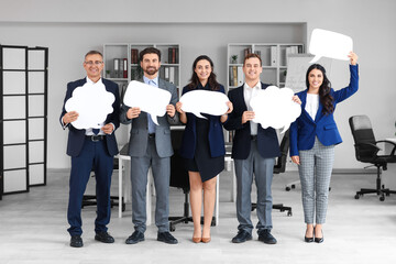 Obraz premium Team of business people with blank speech bubbles in office