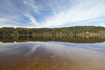 Lake Kirchsee in autumn, Sachsenkam, Bad Tölz, Bavaria, Upper Bavaria, Germany, Europe