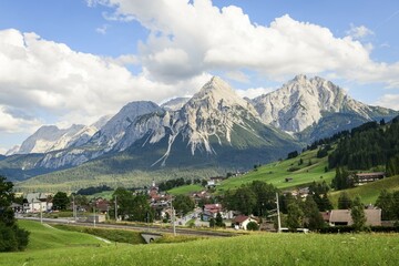 Fototapeta premium View of Leermoos and Ehrwald on the long-distance cycle path Via Claudia Augusta, in the background Ehrwalder Sonnenspitze, mountain landscape, Tyrolean Alps, Ehrwald basin, near Ehrwald, Lermoos, Tyrol, Austria, Europe