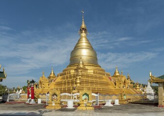 Fototapeta premium Gilded stupa of Kuthodaw Pagoda, Mandalay, Myanmar, Asia