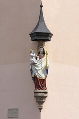 Sculpture of the virgin Mary with the baby Jesus under a canopy at a town house, Nuremberg, Middle Franconia, Bavaria, Germany, Europe © Helmut Meyer zur Capellen/imageBROKER