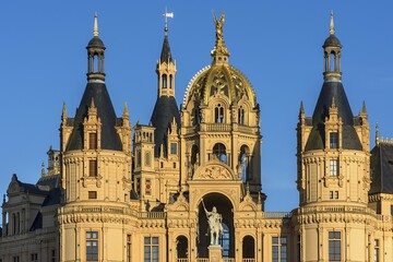 Naklejka premium Main facade with equestrian statue of the Abodritenfürsten Niklot I, Schwerin Castle in the evening light, Schwerin, Mecklenburg-Vorpommern, Germany, Europe