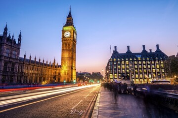 Obraz premium Light trails in front of Big Ben, dusk, evening light, sunset, Houses of Parliament, Westminster Bridge, City of Westminster, London, London region, England, United Kingdom, Europe