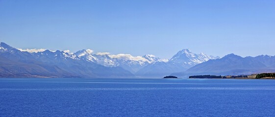 Deep blue glacial Lake Pukaki with mountains, Mount Cook National Park, South Island, New Zealand,...