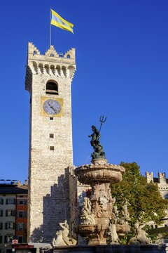 Piazza del Duomo, with Neptune Fountain, Fontana del Nettuno, and Palazzo Pretorio, Trento Diocesan Museum, Trento, Trentino, Italy, Europe