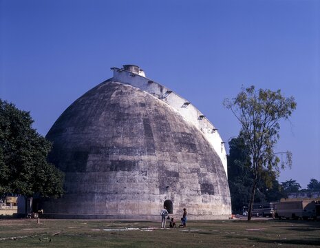 29metre high silo Golghar, is a vasat hemisphere its walls 3-6 metres thick at the base. Built in 1786 to serve as a Granary for British Armies. Patna- Bihar, India, Asia