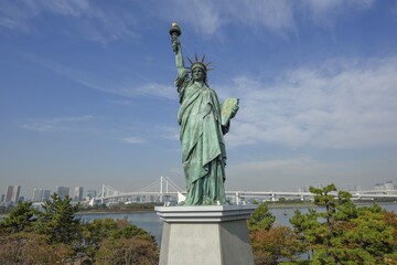 Replica of the Statue of Liberty, in the background the Rainbow Bridge, Odaiba Island, Tokyo,...