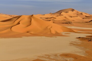 Sanddunes and claypan, playa, of southern Oued In Tehak, Tadrart region, Tassili n´ Ajjer National Park, Unesco World Heritage Site, Sahara desert, Algeria, Africa