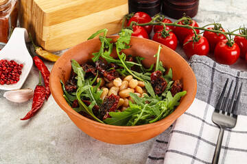 White canned beans with arugula and dry tomatoes