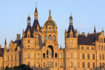Schwerin Castle in the evening sun, Schwerin, Mecklenburg-Western Pomerania, Germany, Europe