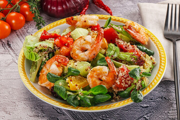 Salad with prawn and quinoa