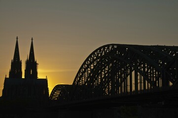Naklejka premium Evening mood, Cologne Cathedral and Hohenzollernbrücke bridge, Cologne, North Rhine-Westphalia, Germany, Europe, PublicGround, Europe