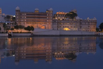 City Palace and lake Pichola at dusk, Udaipur, Rajasthan, India, Asia