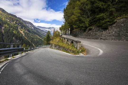 Hairpin, Spl&uuml;gen pass road, Sondrio province, Lombardy, Italy, Europe