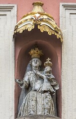 Sculpture of the virgin Mary with the baby Jesus under a canopy, patron saint at a town house, Bamberg, Upper Franconia, Bavaria, Germany, Europe © Helmut Meyer zur Capellen/imageBROKER