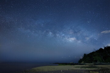 沖縄の浜辺から望む天の川