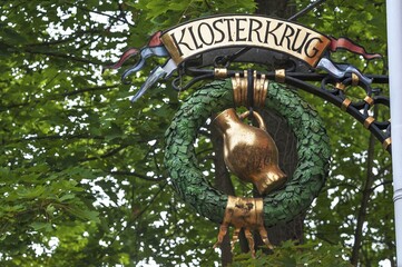 Klosterkrug signboard, former inn from 1570, now Italian restaurant, Lüneburg, Lower Saxony, Germany, Europe