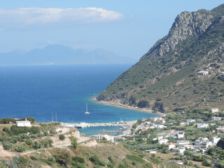 Fototapeta premium Der Ortskern und der Hafen von Kamari mit Segelbooten und Schiffen