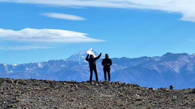 dron de pareja en la cima con el aconcagua detr&aacute;s, Mendoza, cordillera de los Andes