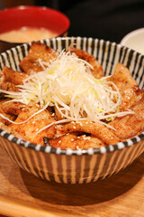 白髪ネギがたくさんのった豚丼
