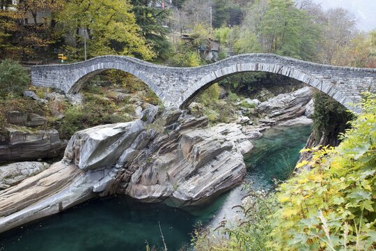 Ponte dei Salti stone bridge, Verzasca, Lavertezzo, Ticino, Switzerland, Europe