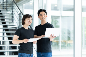 オフィスで働く若いエンジニア