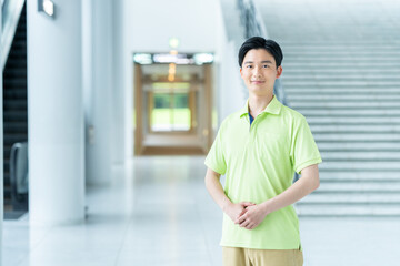 若い介護福祉士の男性