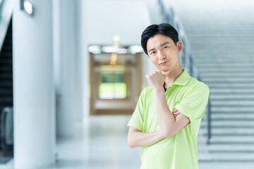 若い介護福祉士の男性