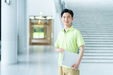 若い介護福祉士の男性