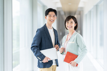 オフィスで働く若いビジネスマン