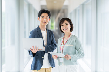 オフィスで働くエンジニアのスタッフ