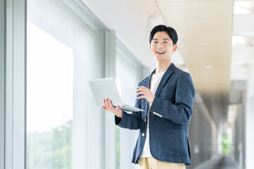 オフィスで働くビジネスマン