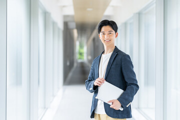 オフィスで働くビジネスマン