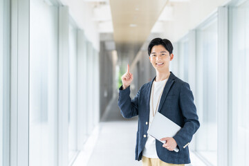 オフィスで働くビジネスマン