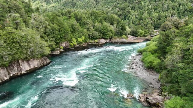 Plano de dron en el r&iacute;o Futaleuf&uacute;, Patagonia, Chile