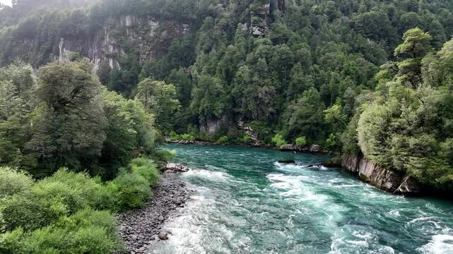 Plano de dron en el r&iacute;o Futaleuf&uacute;, raffting, Patagonia, Chile