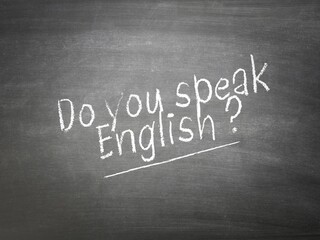 Obraz premium Learning language concept on a blackboard with the words Do you speak English?