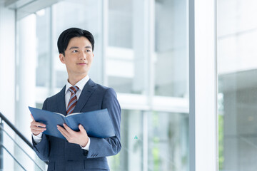 オフィスで働くビジネスマン