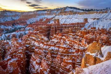 Gardinen Amphitheatre at sunrise, snow-covered bizarre rocky landscape with Hoodoos in winter, Rim Trail, Bryce Canyon National Park, Utah, USA, North America © Valentin Wolf/imageBROKER